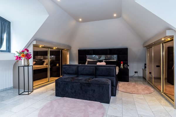 Foto - Te koop: Op een schitterende en rustige locatie in de geliefde villawijk "Moltbos" staat deze stijlvolle, vrijstaande villa met een uitzonderlijk royaal woonoppervlak.